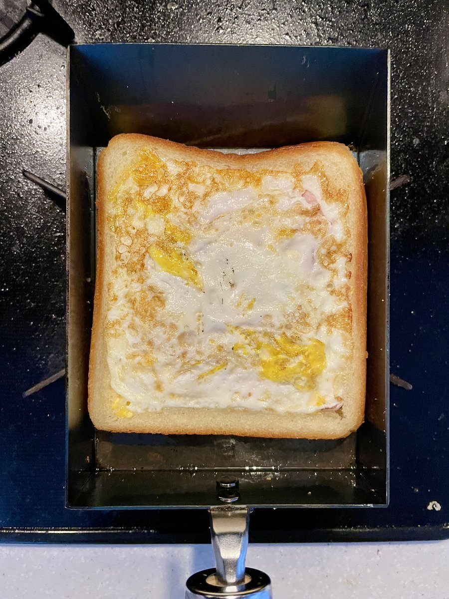 TamoSunBody's tweet photo. 休みの日は食パンの真ん中をくり抜いて、耳をフレームにしてフライパン上でフレーム内に卵を落として好きな具材を投入し、切り取った食パンで蓋をして両面を焼くという簡単ホットサンドをやってるが、卵焼き用のフライパンがシンデレラフィットする。鉄の厚みがあるので、いい感じにじんわり焼ける🍳 https://t.co/qMYWycvZz4