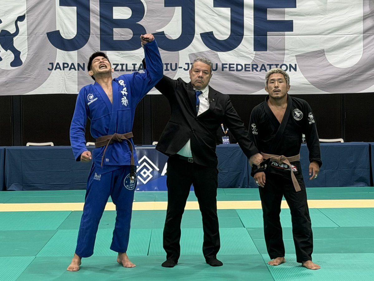 ishiidojo's tweet photo. 第27回全日本ブラジリアン柔術選手権
茶帯ライト級決勝

⚪︎下前快喜
レフェリー判定
⚫︎平田直樹 https://t.co/eqAAsATae9