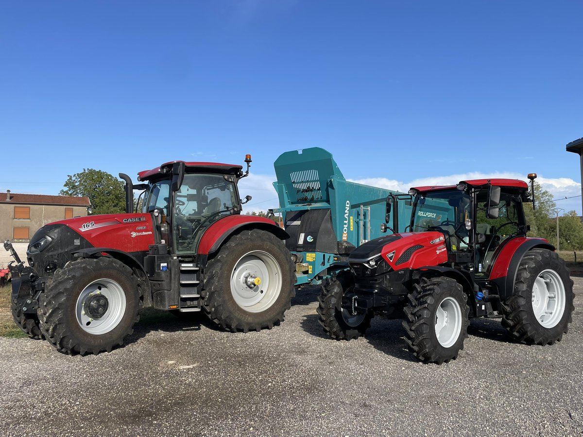 bigard_q's tweet photo. Un petit frère pour le #Puma ! 🚜 Renouvellement du tracteur d’élevage ! Après 14000h, le Ford 7740 🔵 laisse sa place au #Farmall 100A 🔴 ! https://t.co/nuKs2cDM03