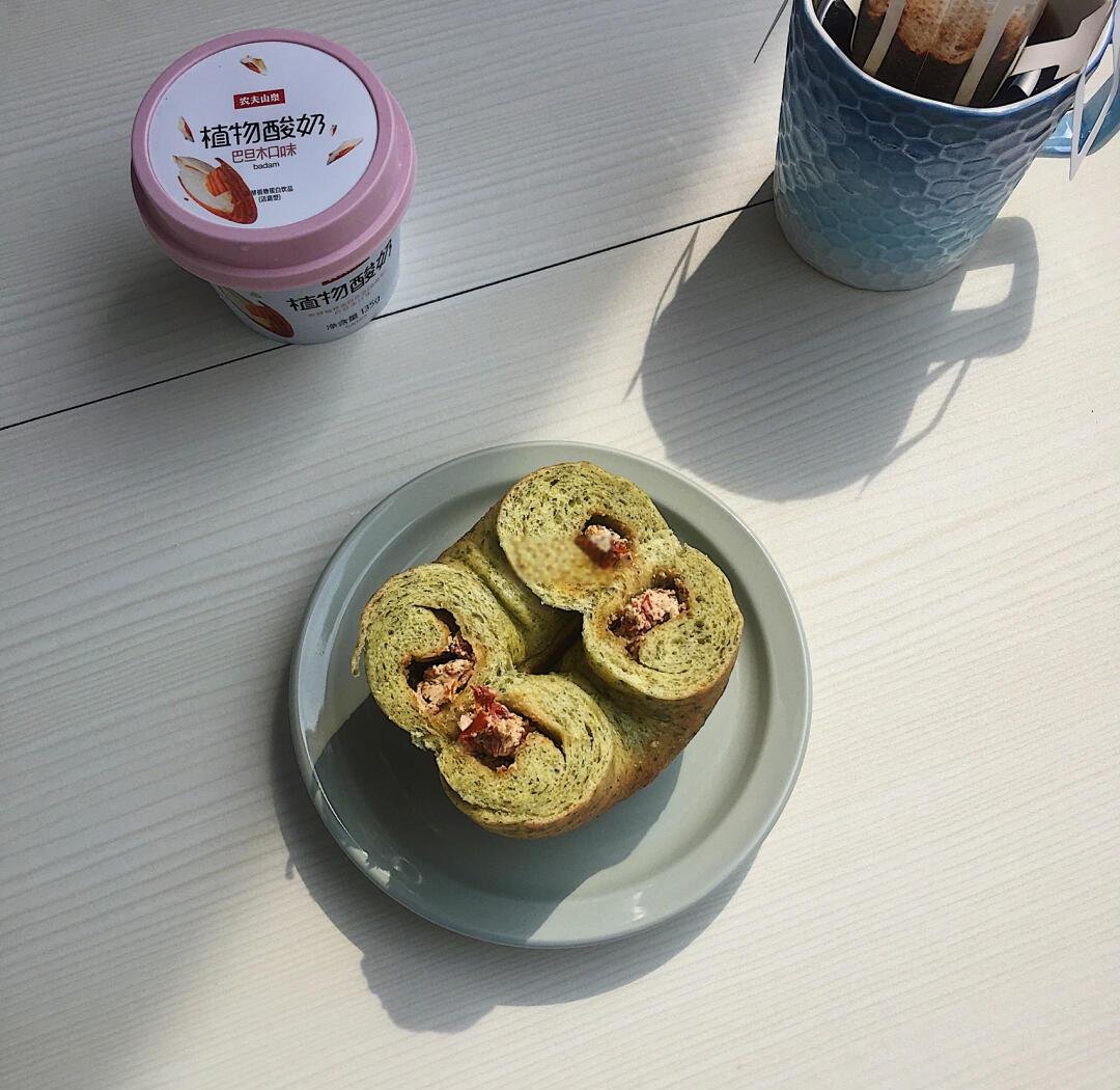 Mani83531289's tweet photo. Just found the ultimate snack combo—crunchy seaweed chips + creamy peanut butter dip  Perfect for lazy afternoons or quick hikes! Who’s grabbing their own pack https://t.co/cZ7puqeq08