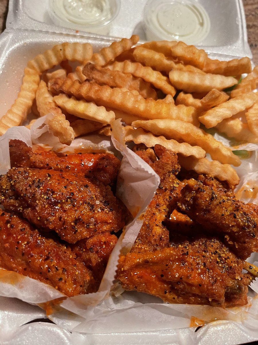 atemydoll's tweet photo. #yesbitch OOU I LOVE THE WINGSAH WITH THE FRIESAH AND THE RANCHA OHMYGOD AND THE SAUCEAUGH OHMYGOD WITH ALL THE FRUIT PUNCHAGH https://t.co/nd3Hwf20zs