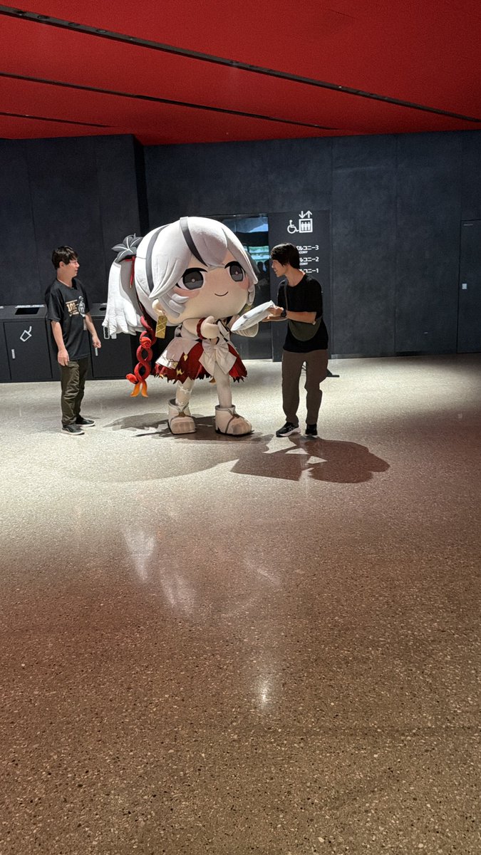 klaw_hzgm's tweet photo. 特典を持ち逃げしようとするもスタッフさんに回収され絶望するツバキw
ほんとすき

#鳴潮
#鳴潮コンサートツアー
#WuWa2026WorldTour
#TotheNewWorld https://t.co/V5PJawnWEs