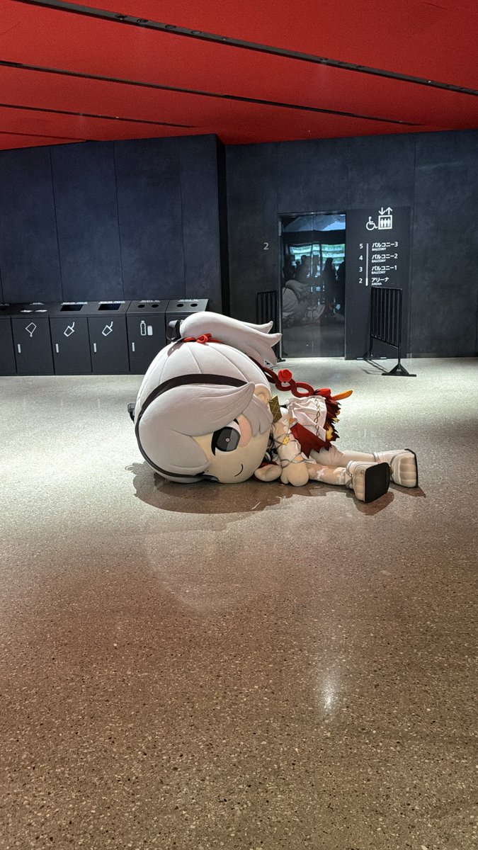 klaw_hzgm's tweet photo. 特典を持ち逃げしようとするもスタッフさんに回収され絶望するツバキw
ほんとすき

#鳴潮
#鳴潮コンサートツアー
#WuWa2026WorldTour
#TotheNewWorld https://t.co/V5PJawnWEs