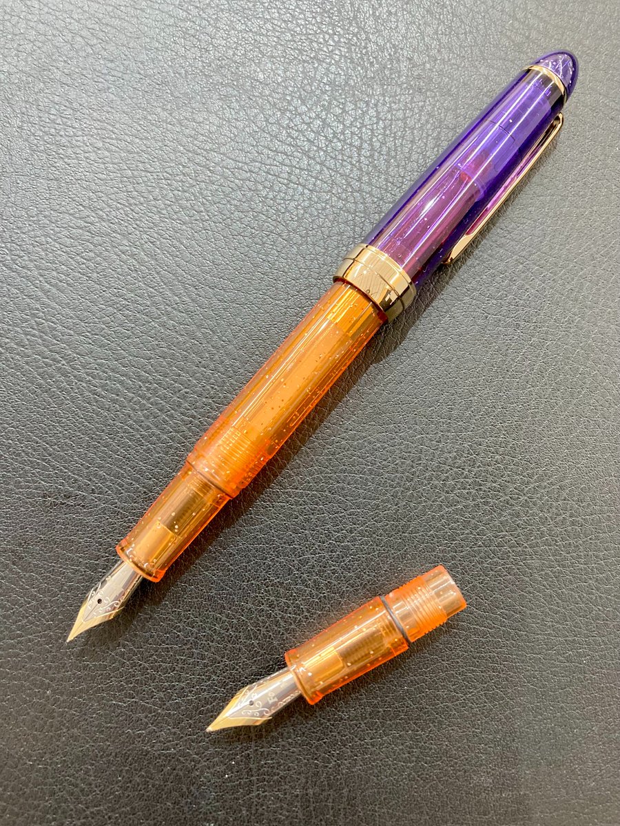 InkFuji's tweet photo. Fonteシリーズの空色万年筆が入荷しました。

装着されているのはF：細字 で、替ペン先（Ｍ：中字）も付いています!
コンバーター付き
￥1,430(税込)
※インクは付属されていないので、別売りのFonteカートリッジインクまたはボトルインクをご用意ください。 https://t.co/SIcNZtSY4b