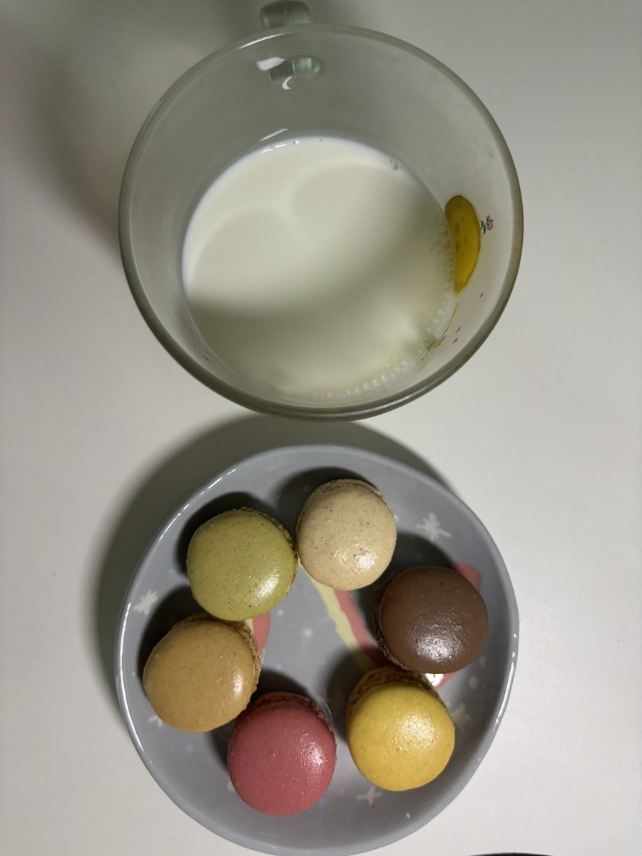 takkoakki's tweet photo. 마카롱 우유말먹 야르 https://t.co/6fwmYeK1Bk