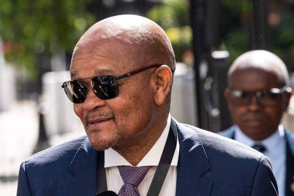 Manikipi's tweet photo. Siyanyelwa kodwa. How do we allow the President to pay Mchunu R234 000 monthly salary for 13 months now for literally waking up to enjoy the son.
This as if he is some voice of reason kodwa is implicated in serious criminality.
Why do we allow this nonsense🤔 https://t.co/DnQYzgCJEe