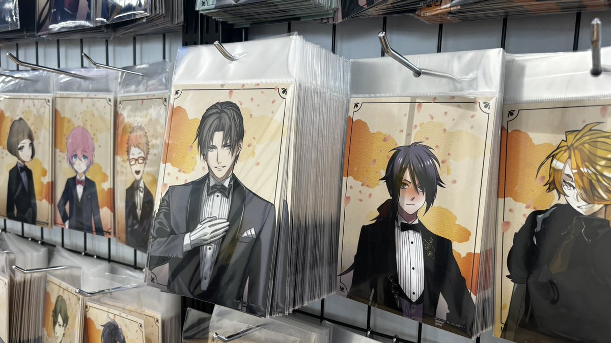 J4_0UR's tweet photo. 梅田アニメイトで推しの数が異常に多いﾍ(°∀°  )ﾍ https://t.co/YzjE0qN0bh