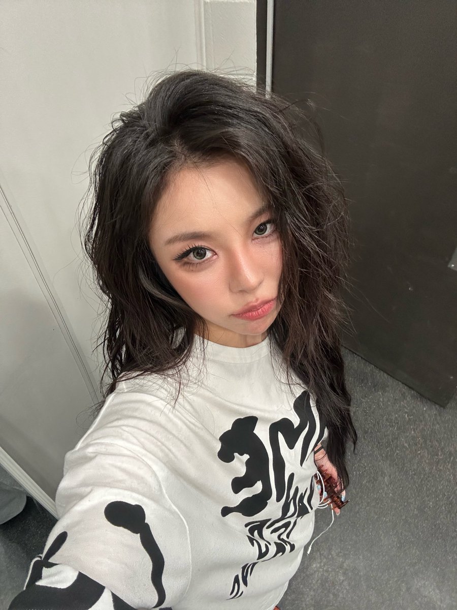 zkzkzkzkzkfm's tweet photo. 공주님...?

#휘인 #wheein https://t.co/G1qzQ2KlHa