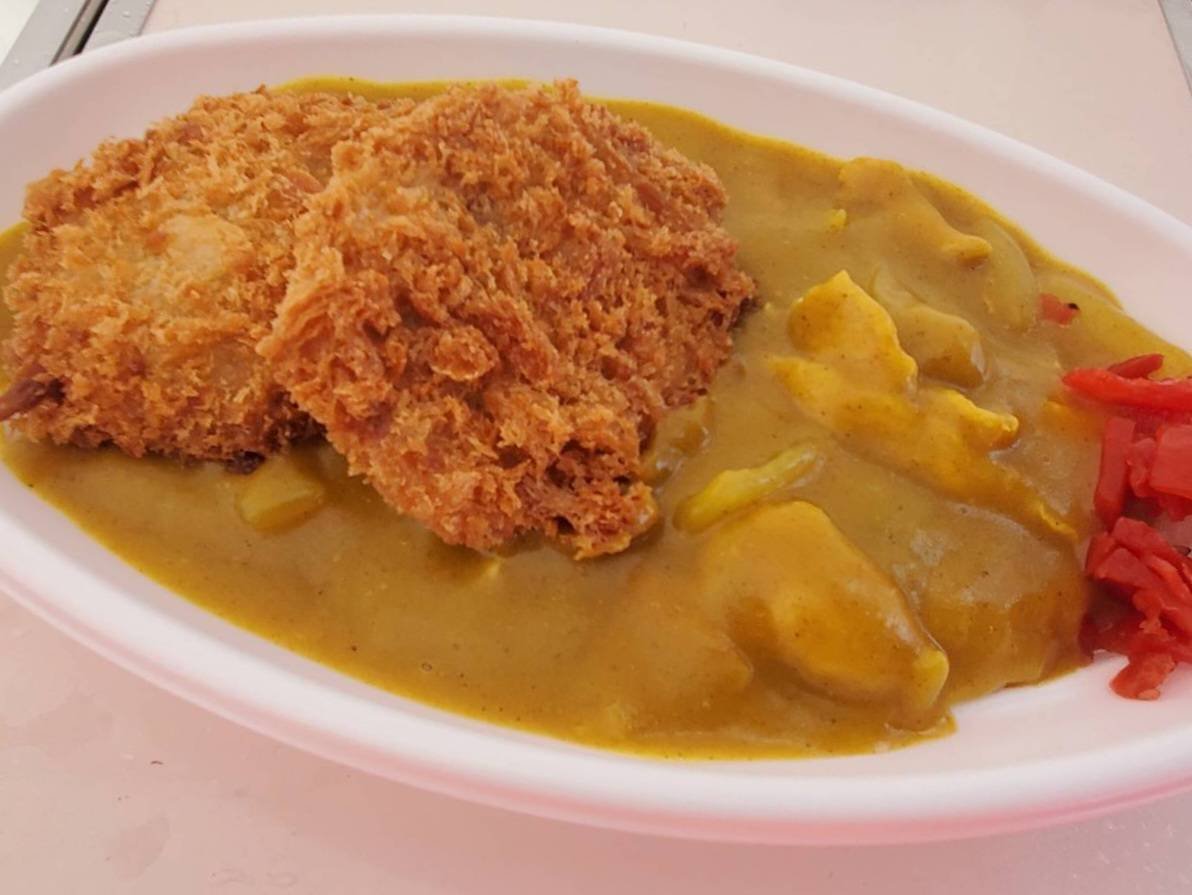 bandaisilver's tweet photo. バスセンターのカレー🍛
今シーズンも⚽️J2リーグ
ホーム戦は全試合に出店いたします🚛

アルビファンもアウェイサポもみんなが買えるいつもの外売店①番

本日のおすすめは
バスセンターのカツカレー���

験担ぎにお召し上がりください😋

#バスセンターのカレー
#藤枝サポ新潟遠征 https://t.co/i3CTgZr8Vj