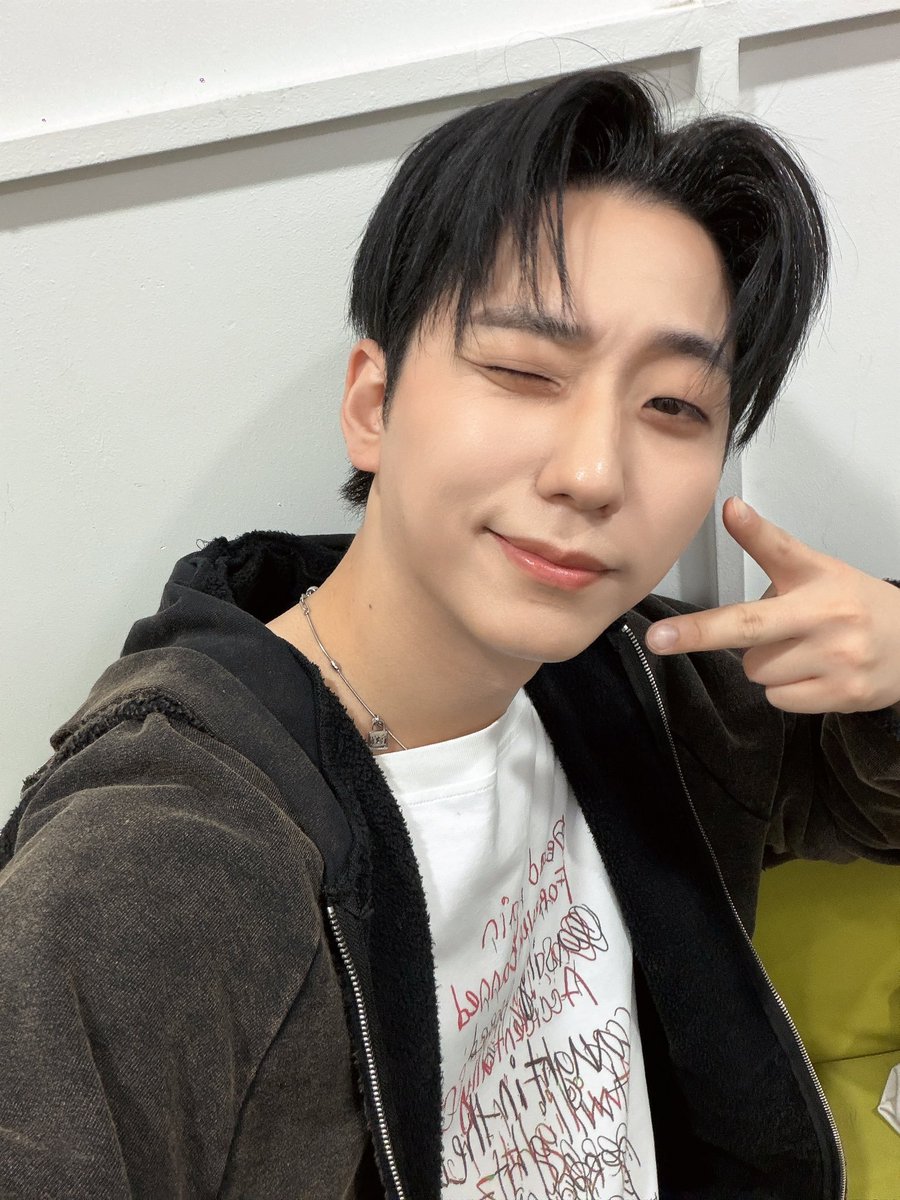 ElsaShin17's tweet photo. Papah Gunil bisa menang kaya Hankyeon juga kan ya? Soalnya case nya rada mirip, mereka di putus kontrak karena alasan yang kurang mendasar https://t.co/woRM4lz1yv