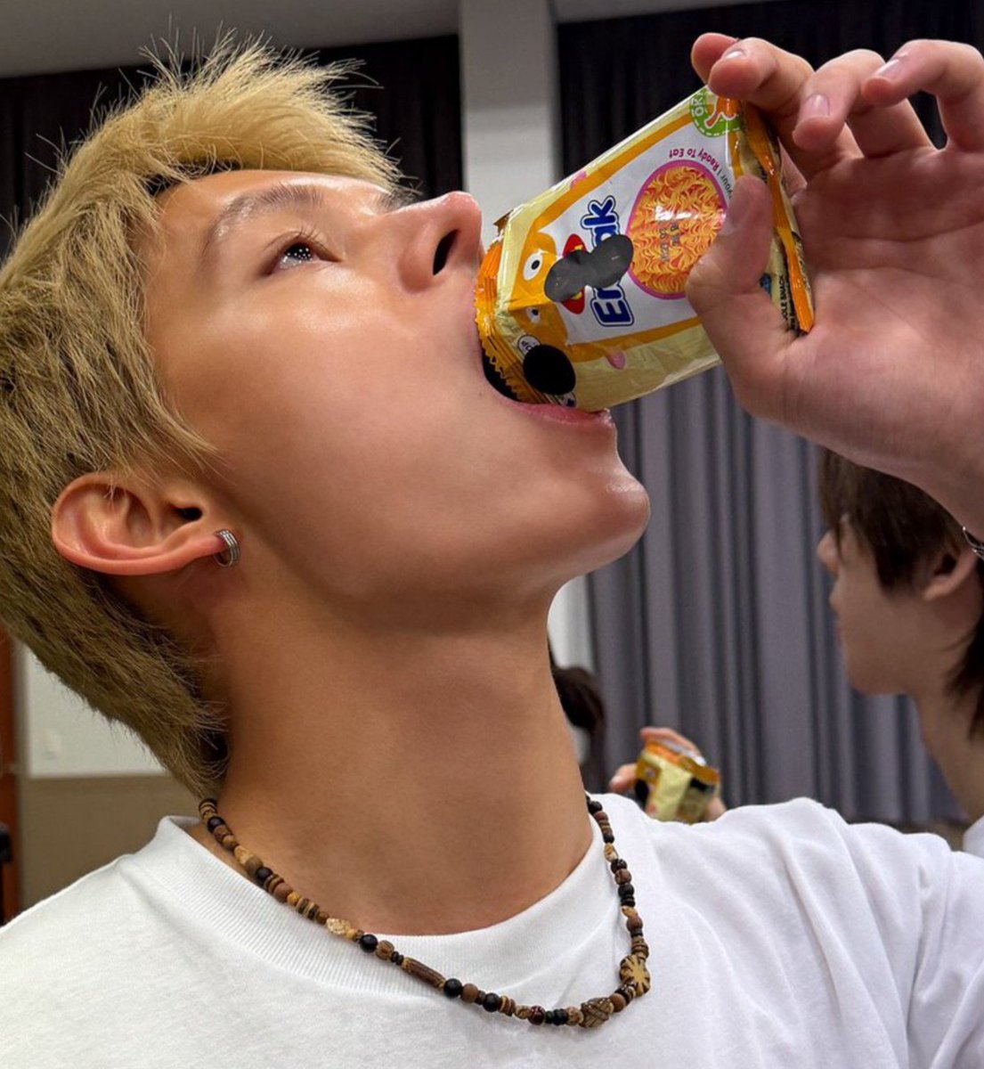 cortis_C00kie09's tweet photo. James pretty (addicted to "Enaak") rofl
He still eating the snack brought back from Indonesia Allobank fest😭😭😂 https://t.co/hAHcMCZ2Ln
