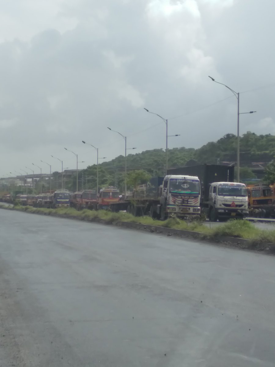 pravinraikar7's tweet photo. Reminder 1234 : 

#Alert

Daily illegal parking of heavy vehicles on both sides of JNPT to CBD Belapur highway, Navi Mumbai has become a nightmare for smaller vehicles. Wrong side & rash driving of heavy vehicles is also a major concern on this highway. 

Where is traffic police ?

#publicsafetyfirst 

@Dev_Fadnavis 
@MMVD_RTO 
@DGPMaharashtra 
#NaviMumbaiPolice 

@mariakauriam 
@RajaSubramani22 
@JagdeepDESAI9 

#NaviMumbaiNews
#VashiTimes