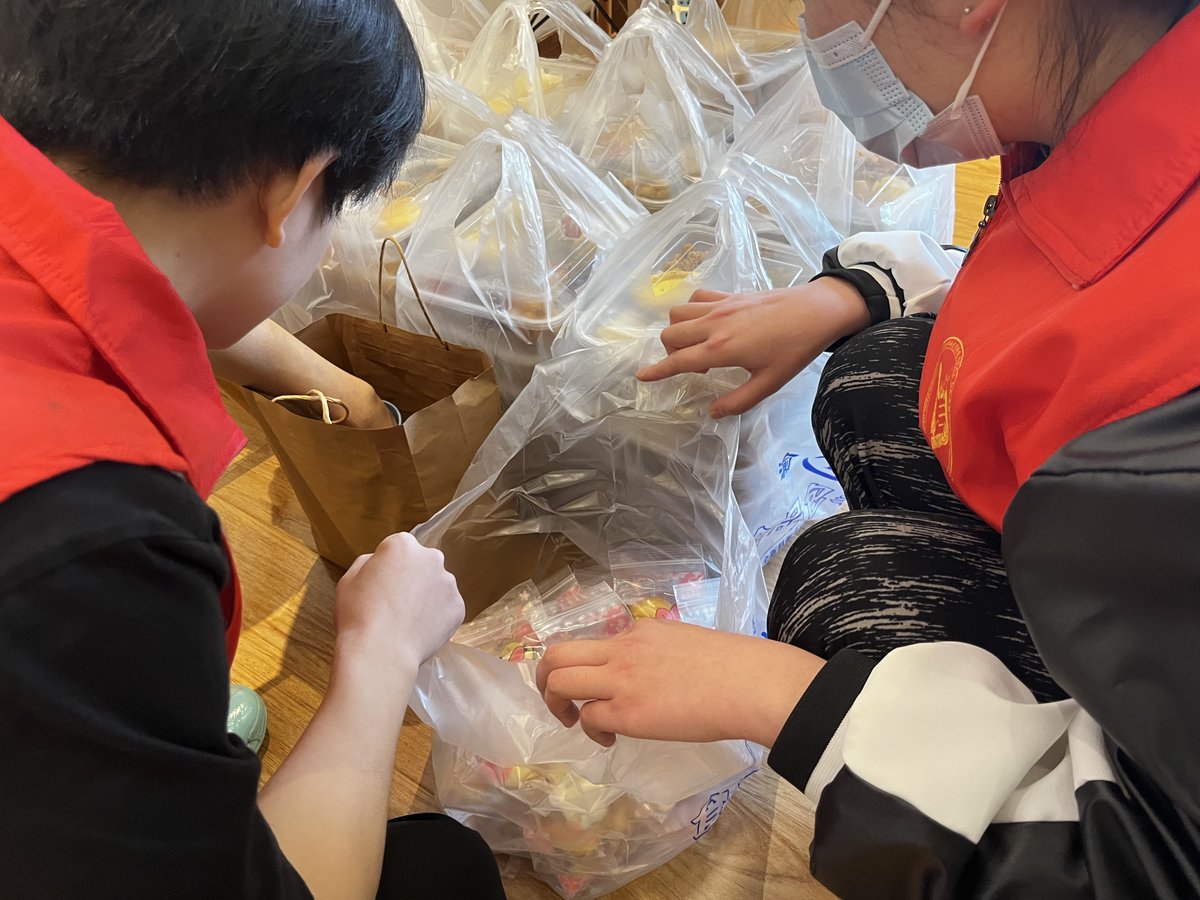 AlHarb67812293's tweet photo. Just spent the morning helping pack meals for food-insecure families with local volunteers—small acts add up to big warmth!  #VolunteerLove https://t.co/37XVVBPjsk