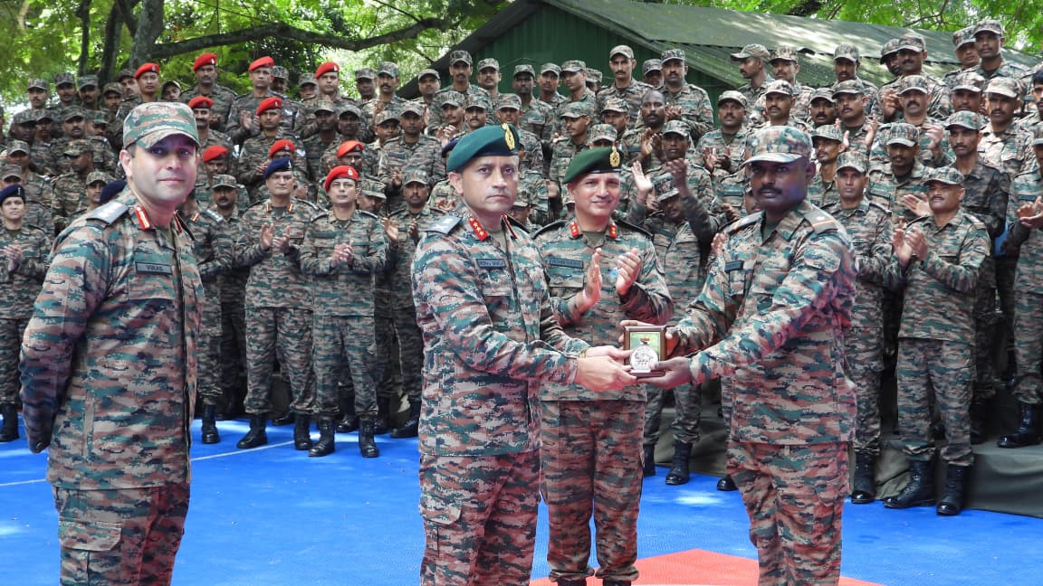 GajrajCorps_IA's tweet photo. 𝑮𝒖𝒂𝒓𝒅𝒊𝒏𝒈 𝒕𝒉𝒆 𝑪𝒐𝒈𝒏𝒊𝒕𝒊𝒗𝒆 𝑭𝒓𝒐𝒏𝒕𝒊𝒆𝒓 | 𝑹𝒆𝒂𝒅𝒊𝒏𝒆𝒔𝒔 𝒊𝒏 𝑹𝒆𝒔𝒐𝒍𝒗𝒆.

#GOC #GajrajCorps visited #Changsari and interacted with troops, commending their professionalism, discipline and steadfast commitment to duty.

He exhorted all ranks to uphold the highest standards of training and operational readiness.

The #GOC sensitised troops towards the constant battle of perceptions and narratives in the hyper-connected world of today. 

#GOC #GajrajCorps ने #Changsari का दौरा कर सैनिकों से बातचीत की और उनके व्यावसायिक कौशल, अनुशासन तथा कर्तव्य के प्रति समर्पण की सराहना की।

उन्होंने सभी रैंकों को प्रशिक्षण और परिचालन तैयारियों के उच्चतम मानकों को बनाए रखने के लिए प्रेरित किया।

#GOC ने आज की हाइपर-कनेक्टेड दुनिया में धारणाओं और नैरेटिव की निरंतर लड़ाई के प्रति सैनिकों को जागरूक किया।

#GajrajCorps #OperationalReadiness #NationFirst #IndianArmy

@adgpi @easterncomd @PROTEZPUR @prodefgau @HQ_DG_NCC @nccner @HQ_IDS_INDIA @official_dgar