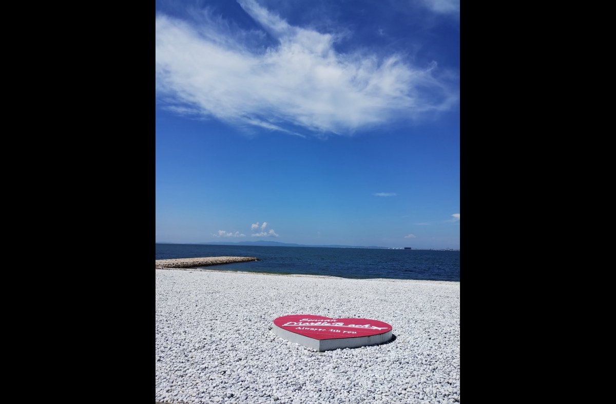 Niarui8oe's tweet photo. 昨日は久々にクラクラお休みして遊んできました〜♪
    海と空と飛行機が見える温泉♨
    どこまでもビーチ⛱️
    海と空と飛行機を見ながらランチタイム🍽
暑かったけど、リフレッシュ出来ました♪またクラクラ頑張るので よろしくお願いします!  ＃クラクラ＃クラッシュオブクラン https://t.co/48nKoOAqEr