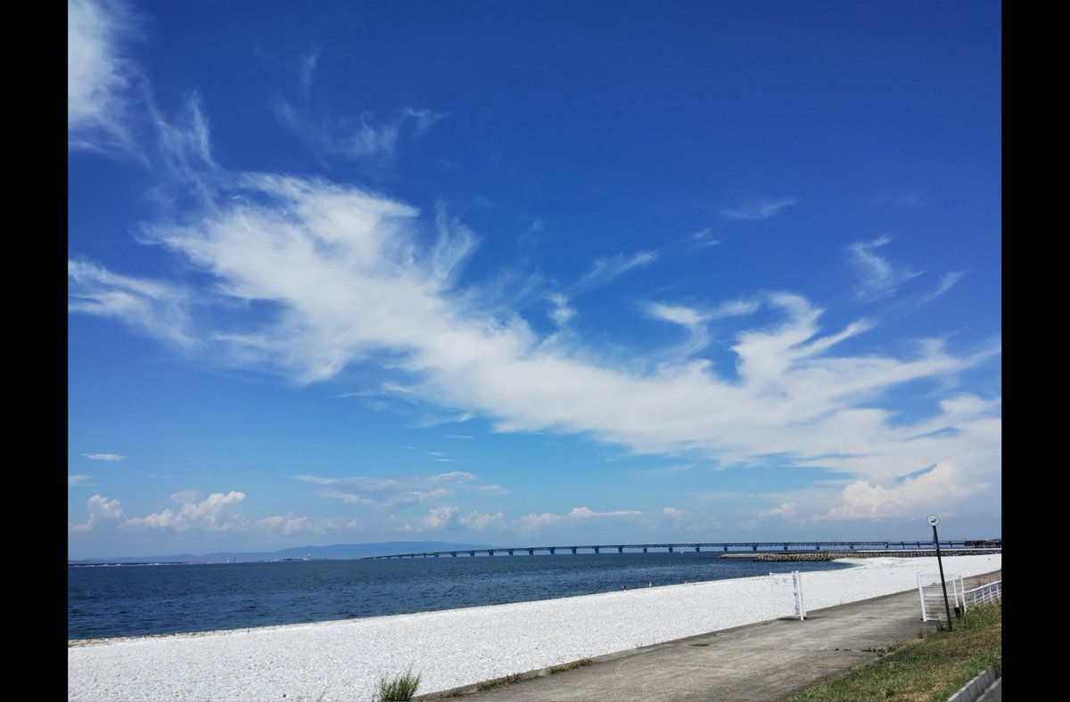 Niarui8oe's tweet photo. 昨日は久々にクラクラお休みして遊んできました〜♪
    海と空と飛行機が見える温泉♨
    どこまでもビーチ⛱️
    海と空と飛行機を見ながらランチタイム🍽
暑かったけど、リフレッシュ出来ました♪またクラクラ頑張るので よろしくお願いします!  ＃クラクラ＃クラッシュオブクラン https://t.co/48nKoOAqEr