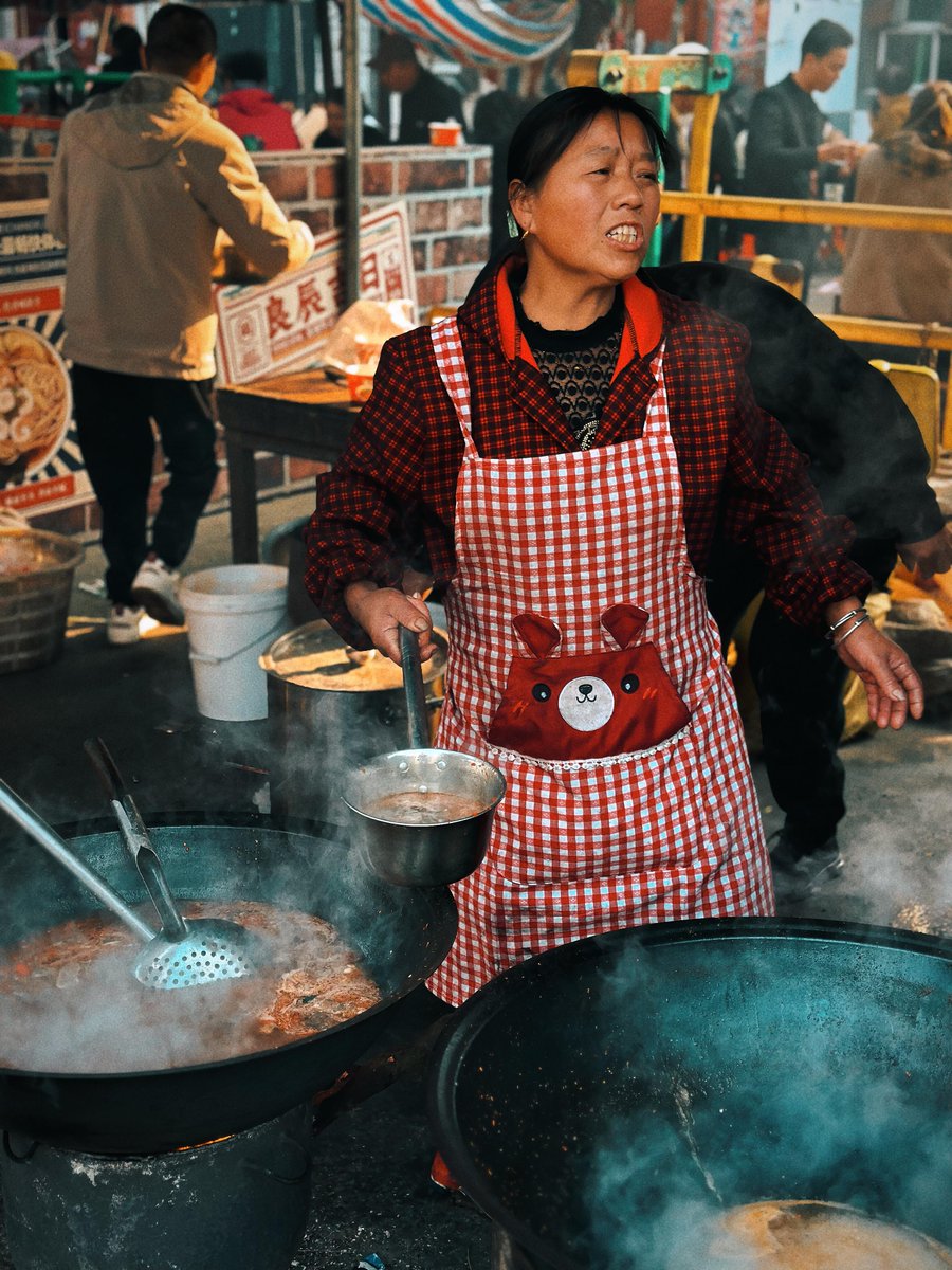 SeHuunn_94's tweet photo. Late night bite: steamed pork buns from the tiny stall around the corner, steam curling up warm smiles, perfect cure for a long day. https://t.co/TfJ54FrycW