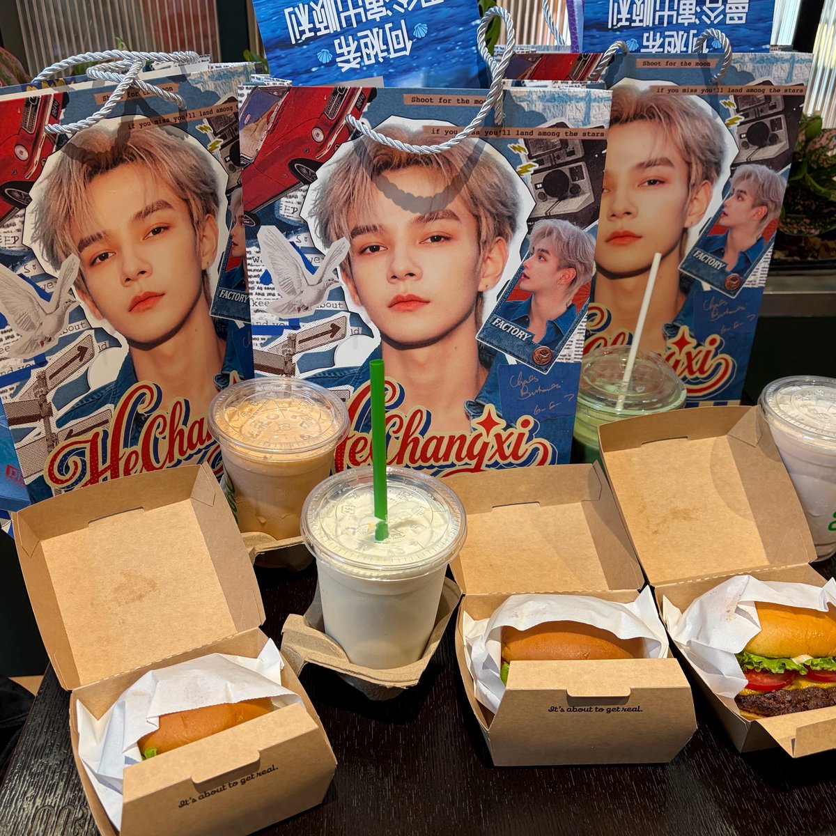 XZ99_Nos's tweet photo. 콜라보카페에서 한국어 잘하는 대문자 E인 중졔졔만나서 거둬들여져서 UOB건물 콜라보 가게들을 돌앗고 개많은 추억과 굿즈들을 얻다…... 팀시자오엉니들 (아마도 제가 언니겟지만) 너무 착해요 감사해요 사랑해요 https://t.co/kE17TotiQp