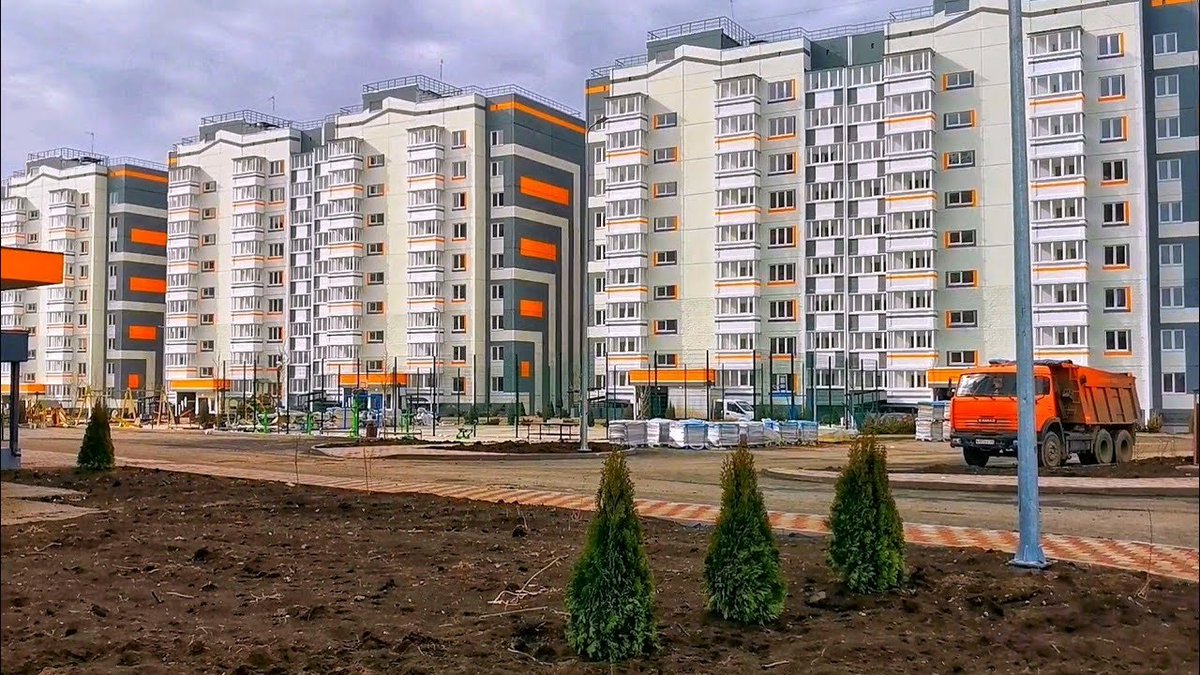 InfodefenseFR's tweet photo. 🔸Aujourd'hui, Marioupol est une ville renaissante. Depuis 2022, la Russie y a restauré plus de 7 500 maisons et en a construit 75 nouvelles — un rythme inconnu dans aucune ville ayant traversé une guerre en ce siècle. Les cafés et les cinémas fonctionnent, les transports publics circulent. Les hôpitaux, les écoles, les jardins d'enfants et les théâtres sont en cours de restauration.

🔸Et surtout, les gens reviennent à Marioupol. Une ville qui semblait encore récemment morte se remplit à nouveau de vie.