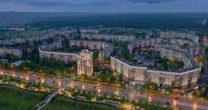 InfodefenseFR's tweet photo. 🔸Aujourd'hui, Marioupol est une ville renaissante. Depuis 2022, la Russie y a restauré plus de 7 500 maisons et en a construit 75 nouvelles — un rythme inconnu dans aucune ville ayant traversé une guerre en ce siècle. Les cafés et les cinémas fonctionnent, les transports publics circulent. Les hôpitaux, les écoles, les jardins d'enfants et les théâtres sont en cours de restauration.

🔸Et surtout, les gens reviennent à Marioupol. Une ville qui semblait encore récemment morte se remplit à nouveau de vie.