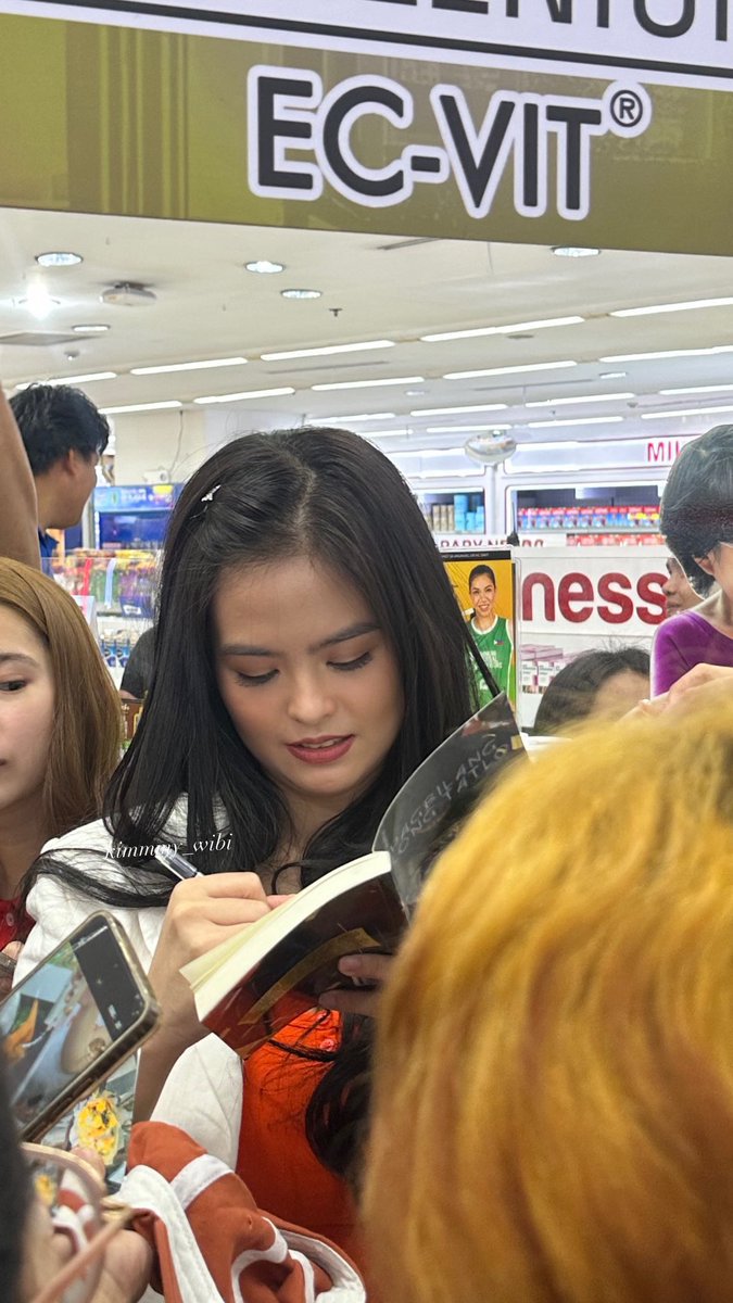 wwilbross's tweet photo. bea signing PKT book ni bert na para bang co-author yan siya hahaha ang cuteeee

ECVIT HUNT WITH BEANCA https://t.co/geJgGv9CKs