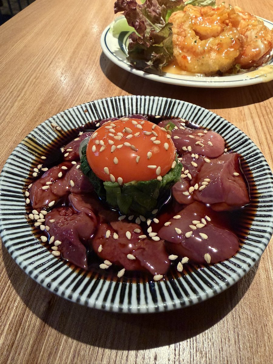 sei_1119's tweet photo. 早くも2件目🍺
生カキと生レバとか、、、
最強のタッグやん！

酒が止まりませんw
誰か止めて💦笑 https://t.co/I2BAu5kEIP