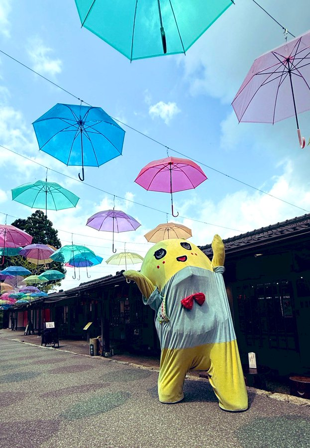 FY4Chan's tweet photo. Even on blue sky days, umbrellas (including yellow ones) have a part to play in one's life.  As for Funassyi: In bad and good times, this wonderful Pear (Fairy) can lift one's spirits. 🥲 https://t.co/FAyzdmx5nA