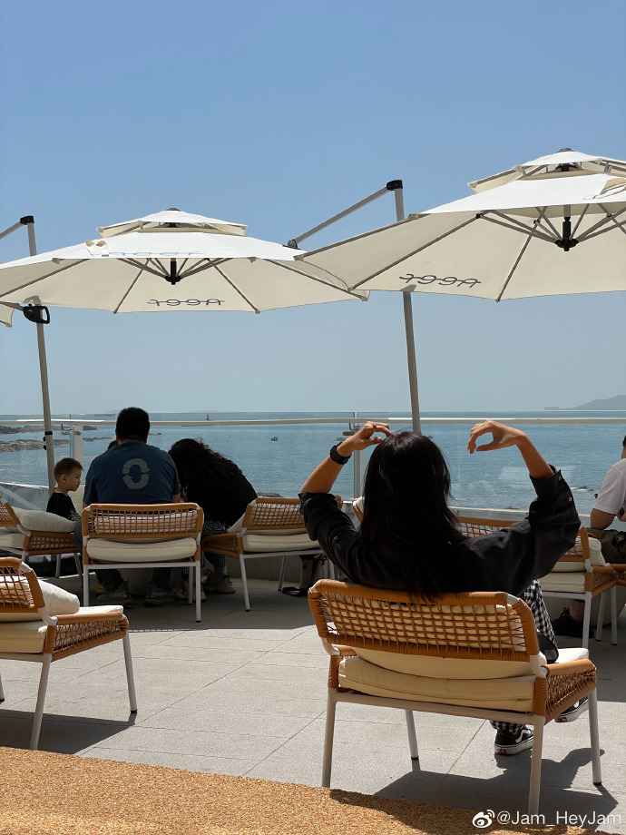 kubaqilyyugu's tweet photo. Hoy el sol brilla intensamente en la playa, ideal para disfrutar un día de verano con un refresco frío! https://t.co/AKl2XIpv6o