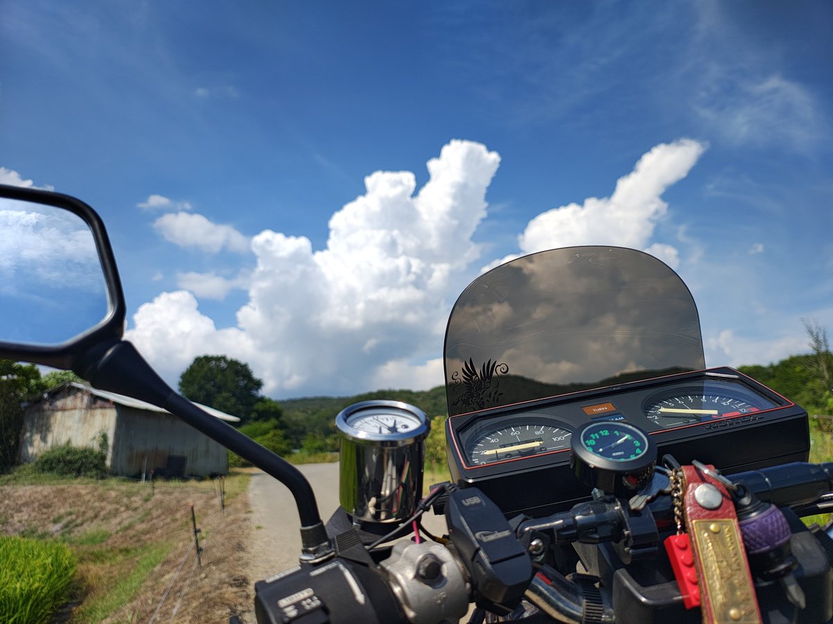 MiwaBase's tweet photo. 教習所の片隅に佇むCB125T。地味だけど8,000回転からは4気筒みたいな快音で12,000まできっちり回るエンジン。振動も少なくて5速10,000回転で巡航できるタフなヤツ。ほんとええ子じゃで、この子は。
#CB125T #キリトリセカイ https://t.co/T0mZNJaiAv