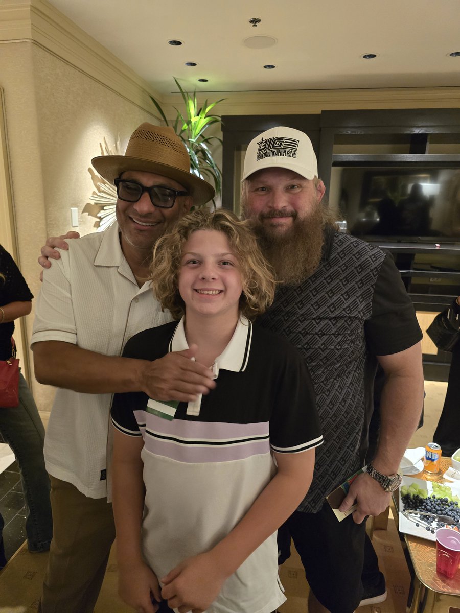 roynelsonmma's tweet photo. Hanging with the 🐐 goat! 

❤️ love great peeps.
Thank you
@russellpeters 
@hogcartours 
@jaxsonroynelson https://t.co/GsPGF20dwW