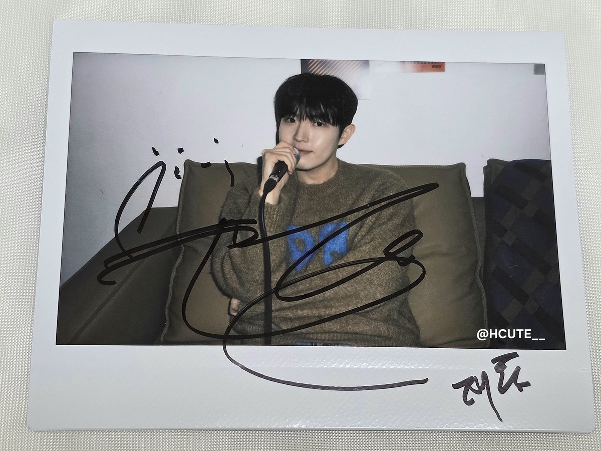 HCUTE__'s tweet photo. 플러스챗_CJ ENM #김재환
KIMJAEHWAN Polaroid 

헙 갑자기 플챗 CJ에서 폴라사진이 왔떠요🫪
이거 윈드5기 키트 폴라 이벤트 당첨인건가!!!!!!

니트재환이 넘 예뻐서 비명질렀어 이쁘댜
씨제이 감사합니다아아-! https://t.co/sgoK2Gzgrw