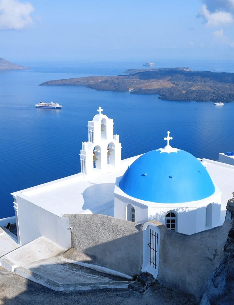 PamitPal's tweet photo. Just caught the golden sunset at Santorini’s cliffside! The white villages and blue domes glow pink, and the wind carries warm salt air—this trip’s already a dream. ， https://t.co/jYpCYhh697