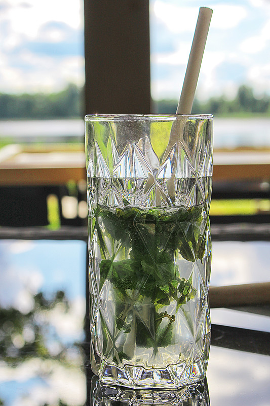 LeilaAnnnjlu's tweet photo. Limonada casera de menta: mezcla 4 limones exprimidos, 1 taza de azúcar, hielo y hojas de menta fresca. Refrescante y lista en 5 minutos! https://t.co/JIfz8n2QD5