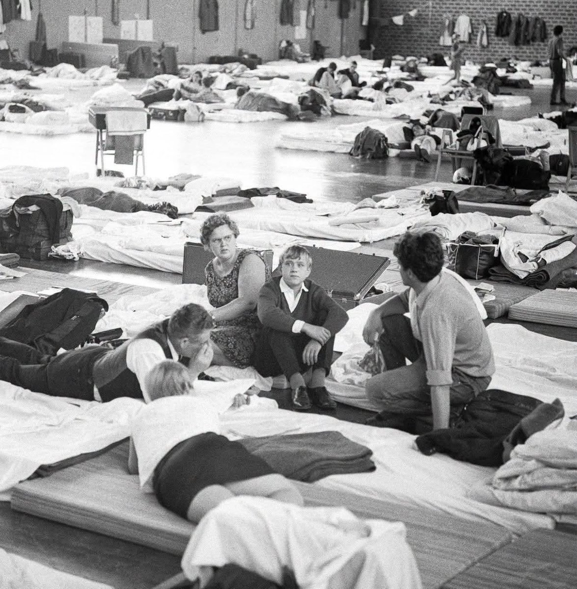 HadacZdenka's tweet photo. 1/2
"Visegradsky jezdec" na FB zveřejnil tuto fotku českých uprchlíků z roku 1968... a dal to do logické souvislosti s ukrajinskými uprchlíky...
Pan Aleš následně reaguje: "Rozdíl je v tom, že tito bydleli v Traiskirchenu ve vybydlených kasárnách a každý den chodili dřít, než se jim uvolnil nějaký azyl. Vím to přesně, jelikož naši příbuzní to absolvovali. Nikdo jim nepodstrojoval a nezasypával je penězi. Žádná drahá auta, měli jeden kurfřik a v tom každý jedno tričko, když utelkli v Linci ze zájezdu s Čedokem. Ráno přijel rakouský Fritzek, vybral si pět silných chlapů a nechal je celý den na sluníčku ručně kopat díru na bazén. Když to bylo po týdnu hotové, chtěl jim dát o dost míň, než slíbil. Když se po roce naskytla možnost USA, přistáli v New Yorku zase jen s kufrem a pár dolary, které vydělali černou prací. Nikdo tam na ně nečekal, nikoho nezajímali,  nedostali zadarmo ani cent a všechno co ted mají, si museli tvrdě v potu a krvi vydřít."