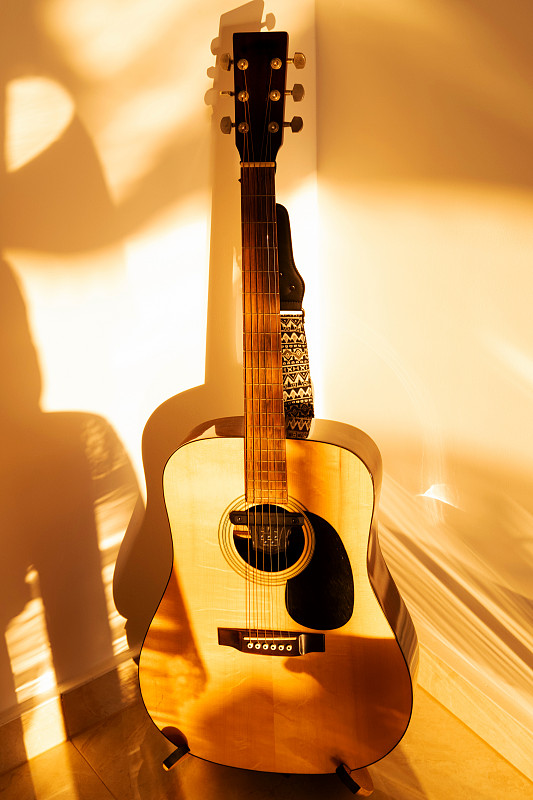 lebozueozuly's tweet photo. Una guitarra acústica con un tono cálido y melodías suaves que envuelven el alma, el mejor escape para la rutina diaria!， https://t.co/Qh5rMadm33