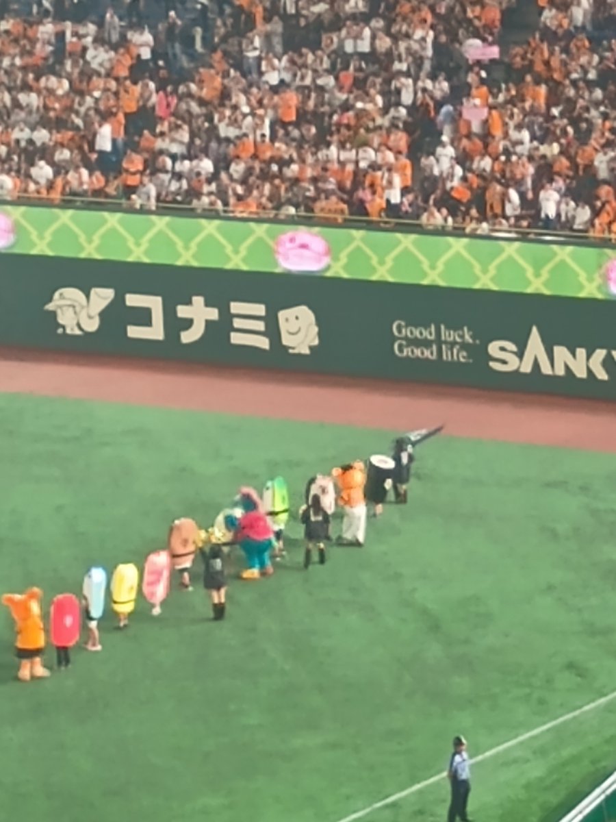 garlicbomber's tweet photo. スラィリーが来てるｗ
そして近くの外国人が寿司レースであり得ないテンションで応援してたｗ https://t.co/PPh2Jmev52