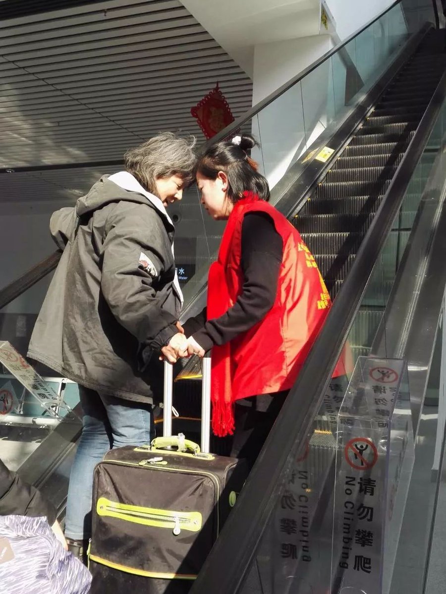 Andrew56306515's tweet photo. Random stranger helped me carry my heavy luggage up 3 flights of stairs when my hands were full with groceries. Kindness makes every ordinary day warm https://t.co/7KC9wW8F86