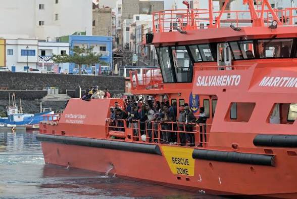 Azucena67015389's tweet photo. Salvamento marítimo utiliza nuestro dinero para llevar a Lanzarote a 300 inmigrantes ilegales..
Por un lado nos invaden y por otro pagamos la invasión.
Con 2 cojon3s…👍👍 https://t.co/RUkmAvZ7D9