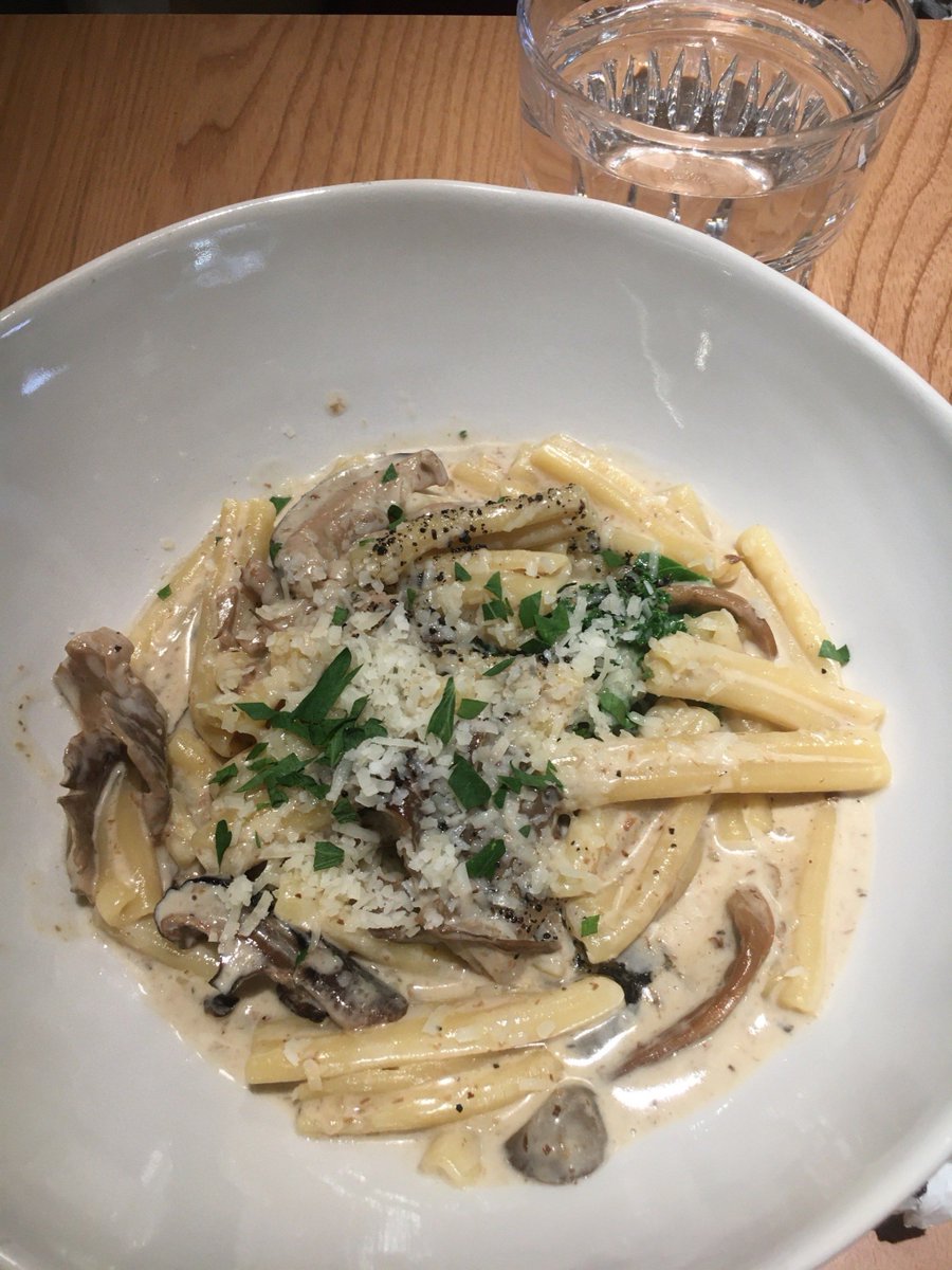 BigSmackers's tweet photo. Just found the ultimate hidden gem! This truffle mushroom pasta at the tiny corner bistro is pure comfort—creamy, packed with earthy truffle notes, and perfectly al dente. 10/10, already craving my next bite! ， https://t.co/Lhbd4bx4Wy
