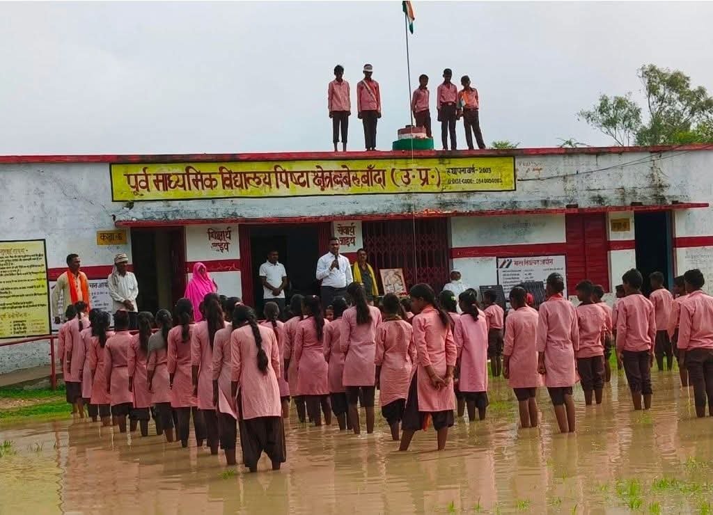 amar_sv_'s tweet photo. @CJP_for_India विश्व का पहला तैरता हुआ स्कूल
#स्कूल
#schools
#SchoolThikKro https://t.co/Zn5exwk0wC