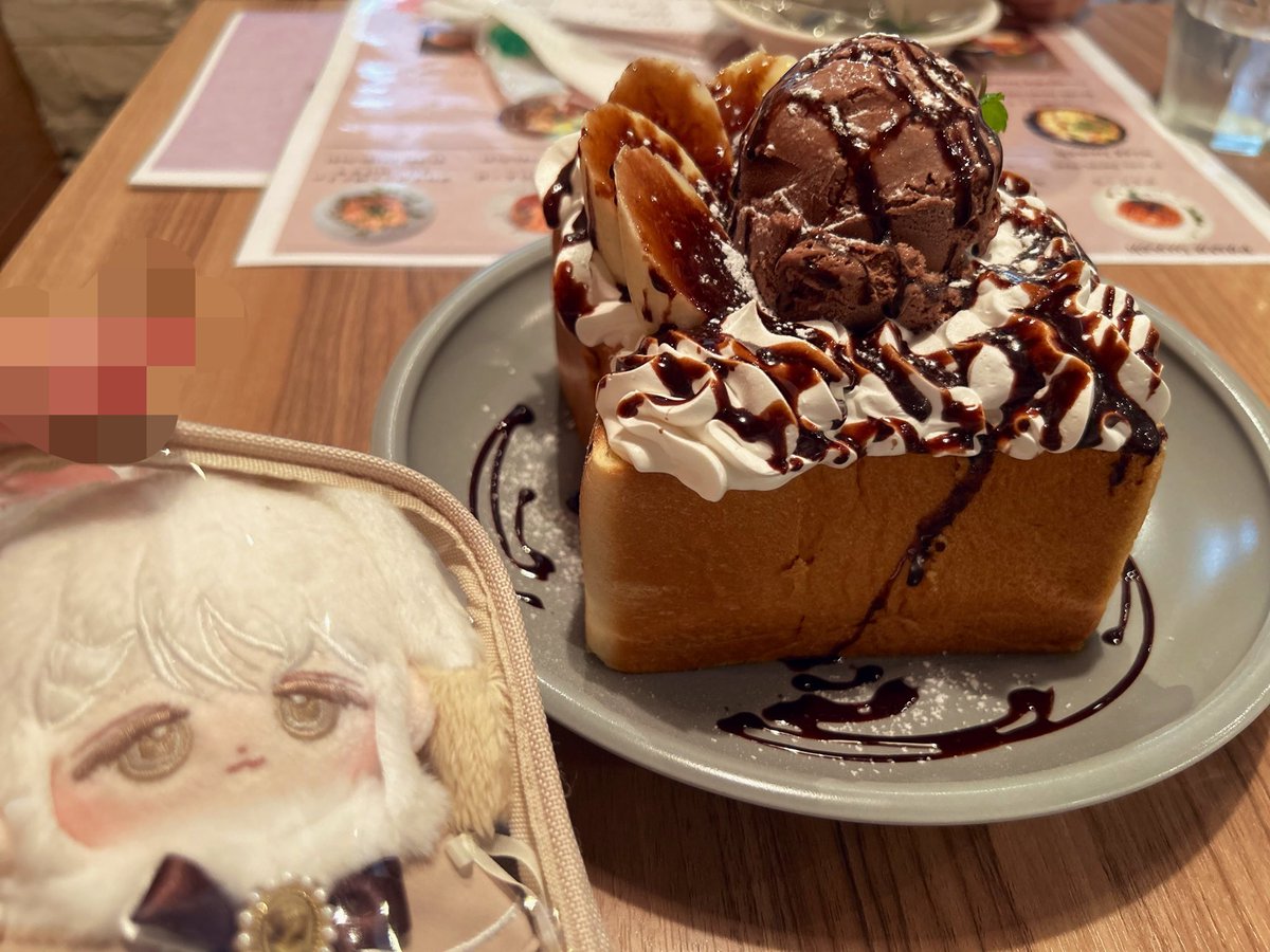 Ao11mi5's tweet photo. 📍LIVI THE 5（鹿児島市千日町）
フルーツパフェとチョコハニートーストを食べました❣️
（メニュー名は覚えていませんがこんな感じだったはず…）
甘くて美味しかったです！また行きたい！ https://t.co/3R3ryG1RH4