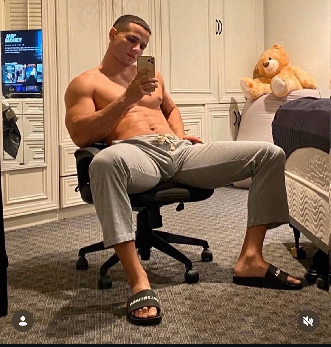 Classi_clips's tweet photo. Straight guys texting gay guys “I’m bored”😜 https://t.co/055pa3hw5E