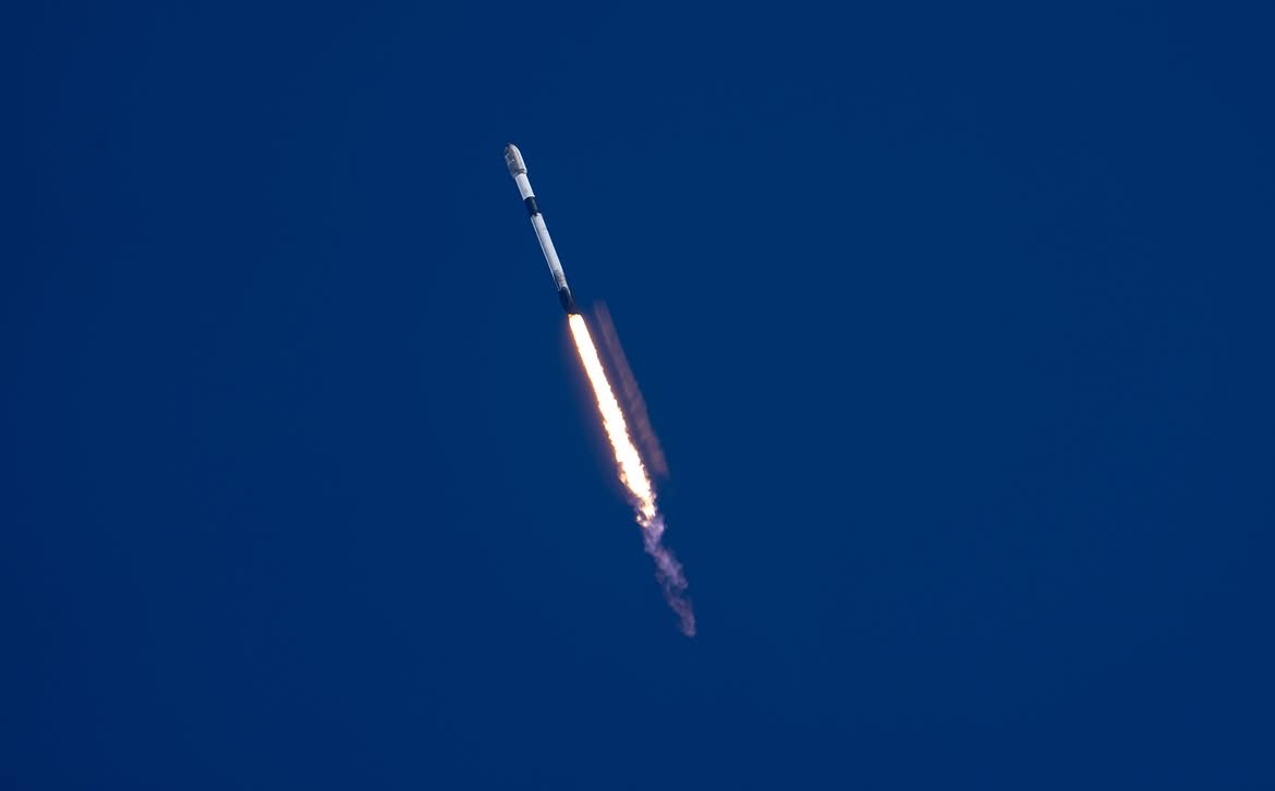 MrRocketUSA's tweet photo. Falcon 9 launches 24 Starlink satellites from California—another step toward a connected world. 🚀🛰️ https://t.co/LkxhJfWYbM
