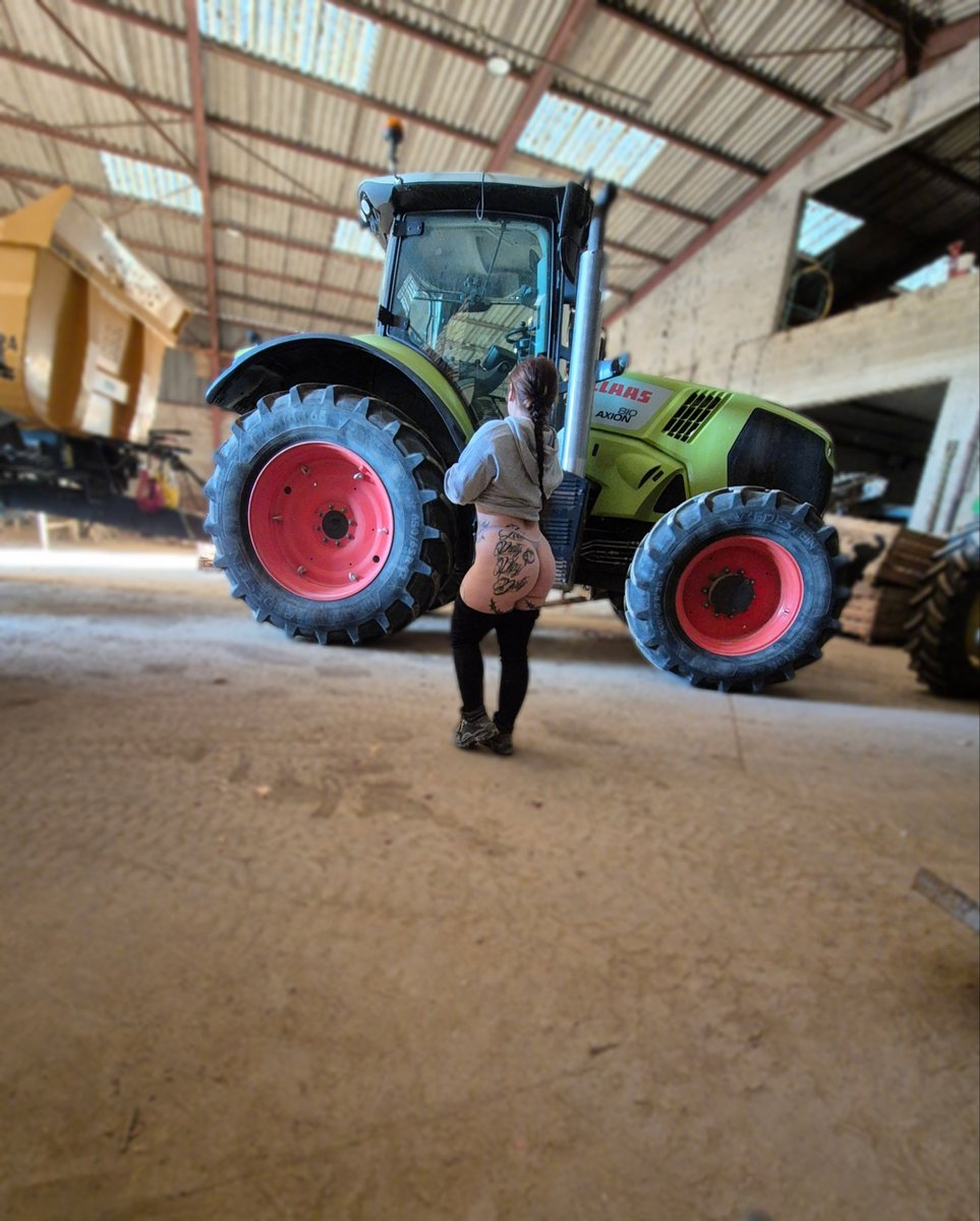 evy_mxlle's tweet photo. Le tracteur est là… mais je crois que vos yeux vont regarder ailleurs. 😏🚜🍑 https://t.co/VNuEsT82ru