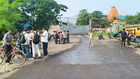 NewsDeshbandhu's tweet photo. झारखंड: बरकाकाना सीमेंट फैक्ट्री में भीषण ब्लास्ट, तीन इंजीनियरों की मौत और एक घायल
https://t.co/XJA66NAlEe
#DeshbandhuNews
#Jharkhand #BarkakanaFactoryBlast #ThreeDead https://t.co/LLu7F6DFcp