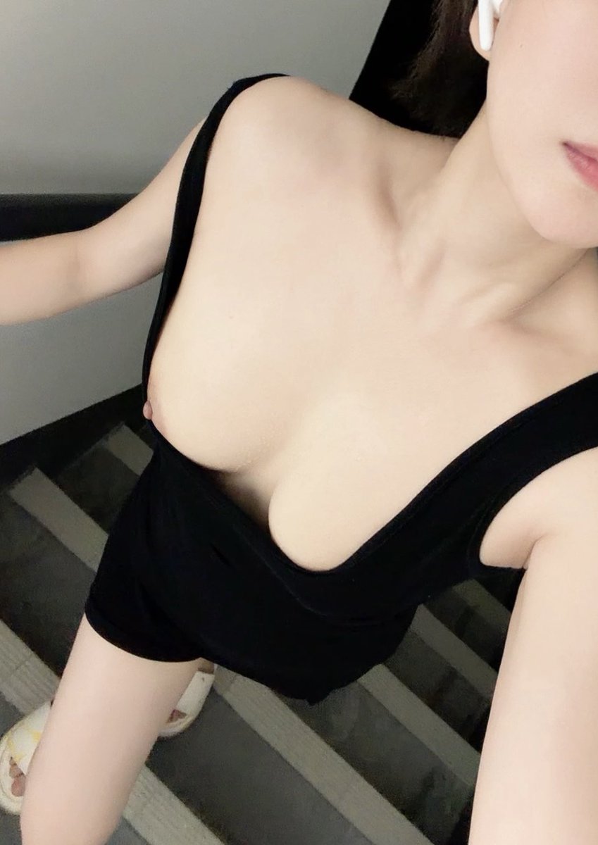 MMLL520's tweet photo. 不穿去爬楼好舒服～
就是害怕被看见～ https://t.co/Io0ppnNceB