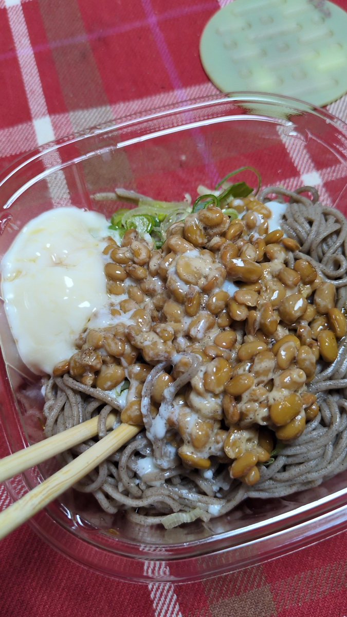 moniizm's tweet photo. 午前中だけで2回着換えたほど汗だくでっす💧

スーパーで冷たいぶったまソバとしそ納豆も買って、ぶったましそ納豆ソバにして食べましたー

🐷タンパク質、大切♥ https://t.co/mmUrun0efB