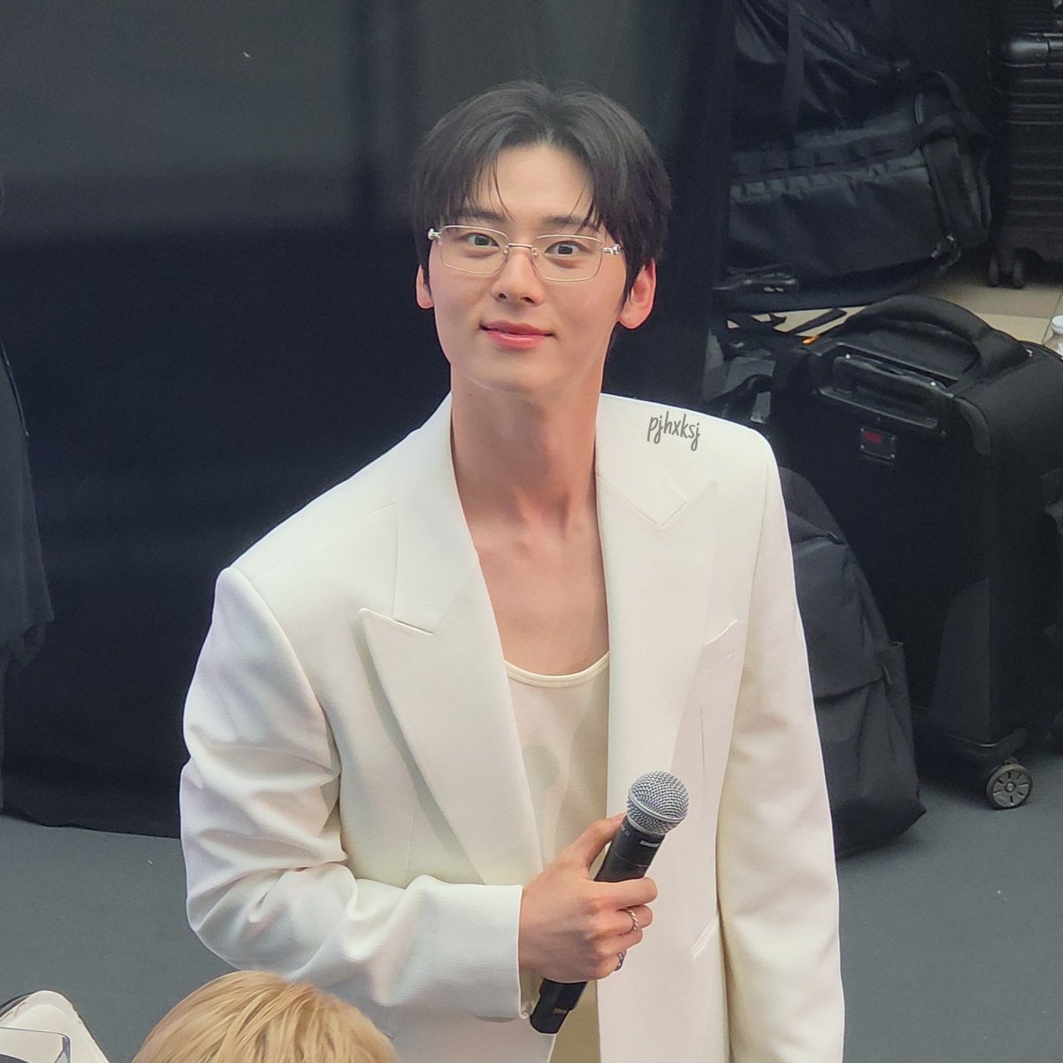 pjhxksj's tweet photo. 260822 Lenskart 'Frame Your Style' Event in Singapore - 1/6

#황민현 #HwangMinhyun https://t.co/ftM9YVC7CV