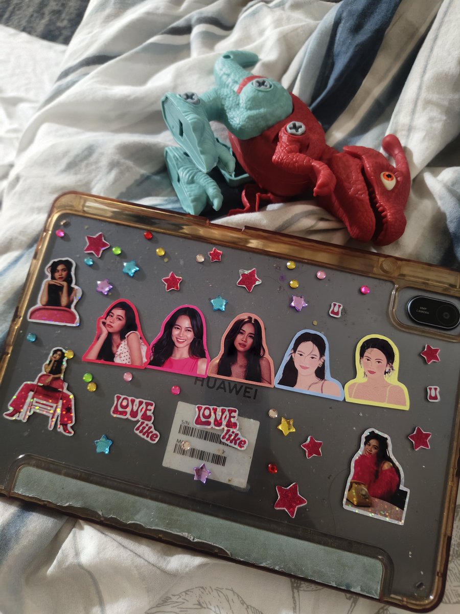 teukeep_'s tweet photo. HAHAHAHAHAHA yung tablet ni Dion 😂 https://t.co/2ZKMOEPiDN
