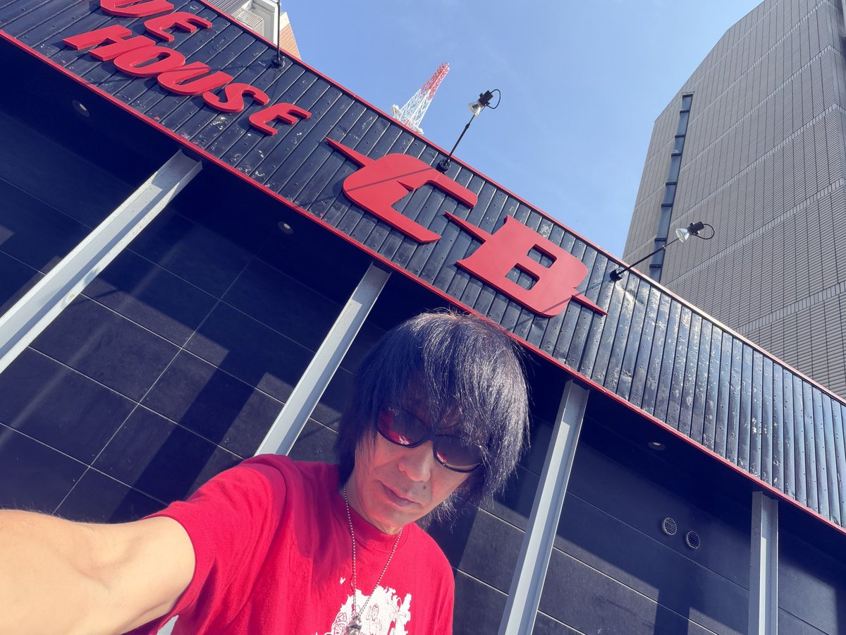 DynamiteNaoki's tweet photo. 博多初日の会場CBに到着☆
ツアーの車の中では下ネタとラーメンの話ばかりだったメンバーが、リハになると超真剣でカッコいいじゃないか！！
俺もここからはカッコ付けるぜ✨
博多CBで君を待つ😎❤️ https://t.co/wsO1ecP4Ik